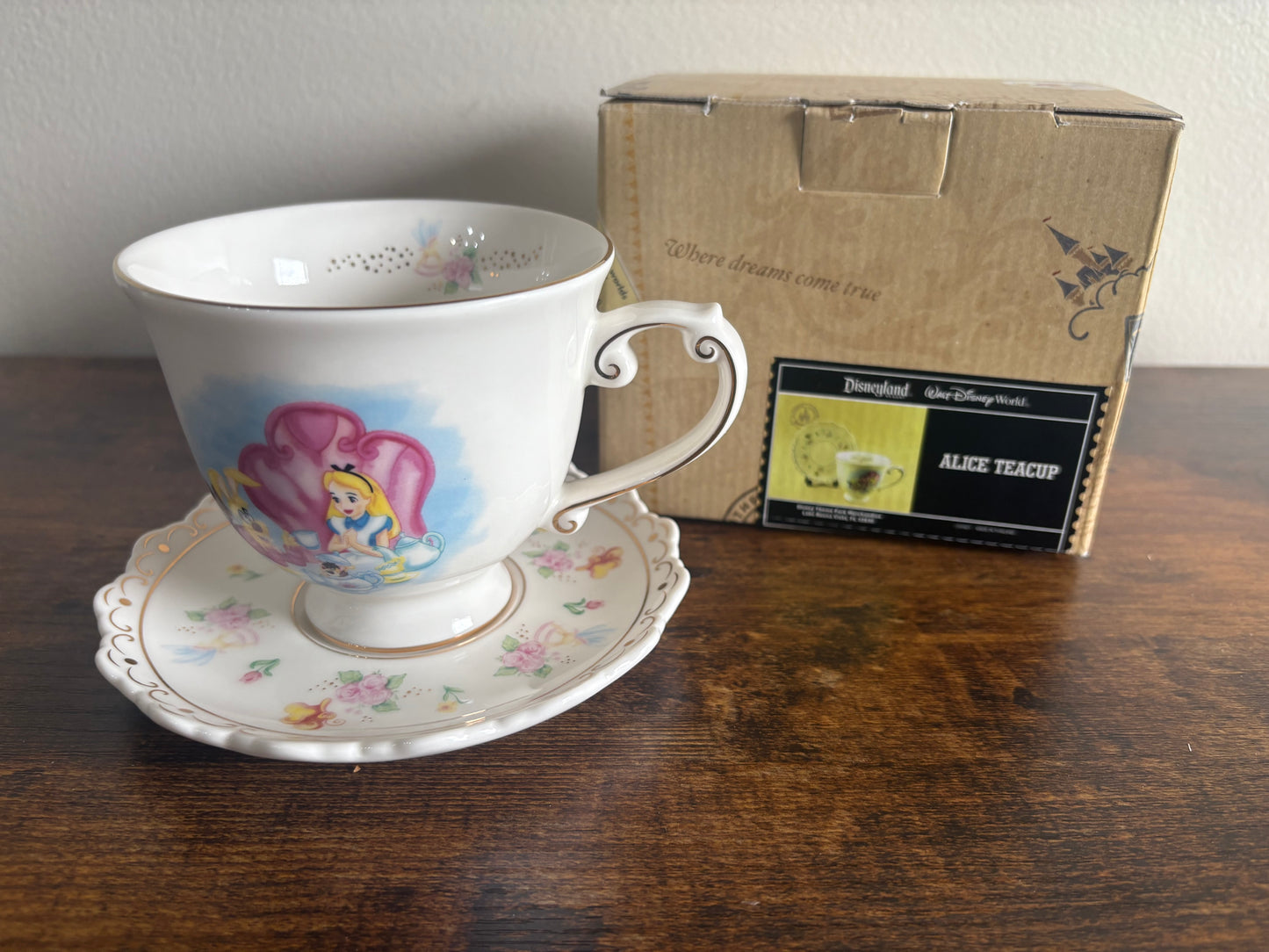 Alice In Wonderland Disney Theme Parks Exclusive Authentic Teapot & Teacup Set