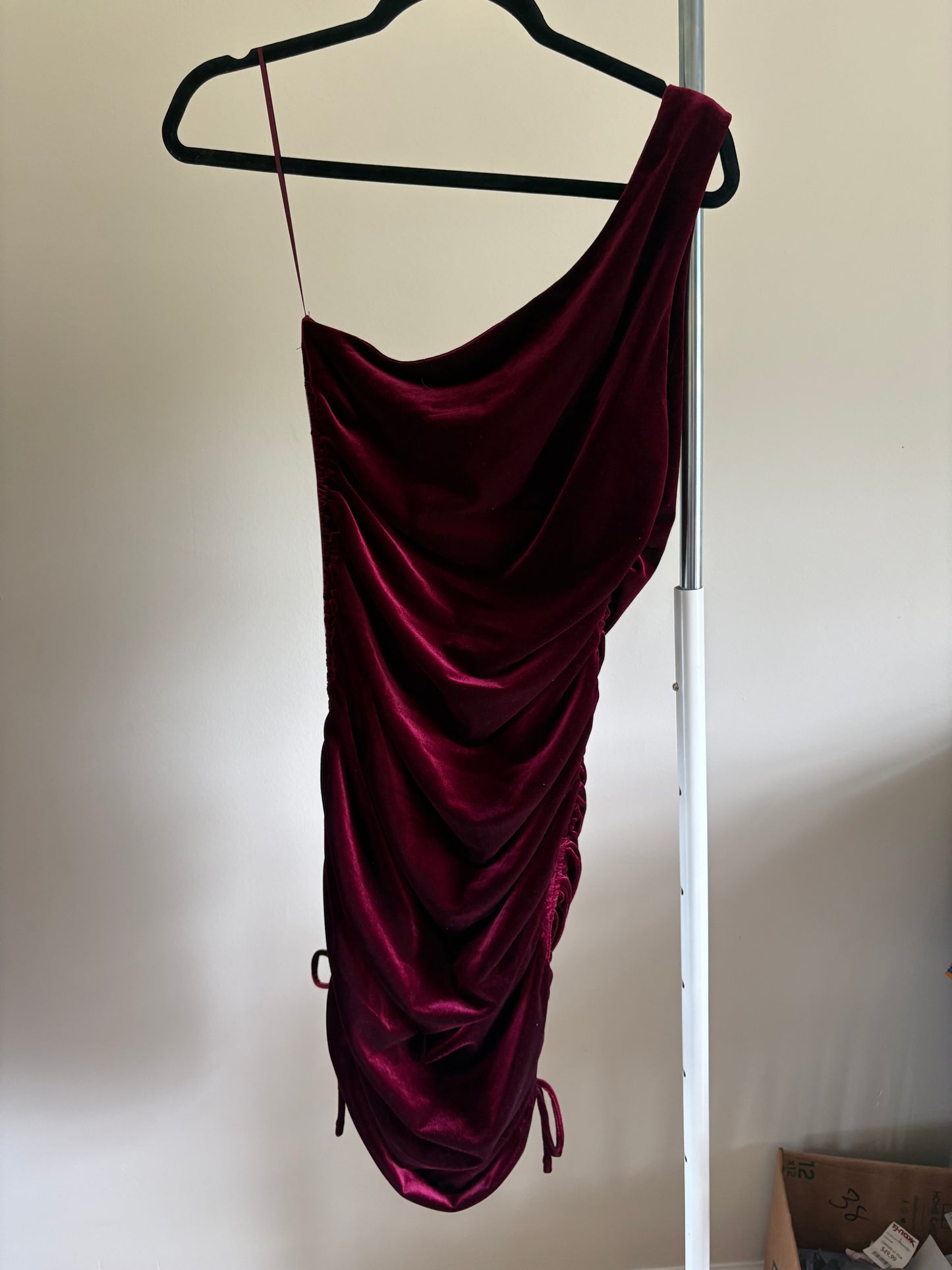 Women's sheath dress -HOUSE OF HARLOW 1960 - one shoulder cranberry velvet - size Medium