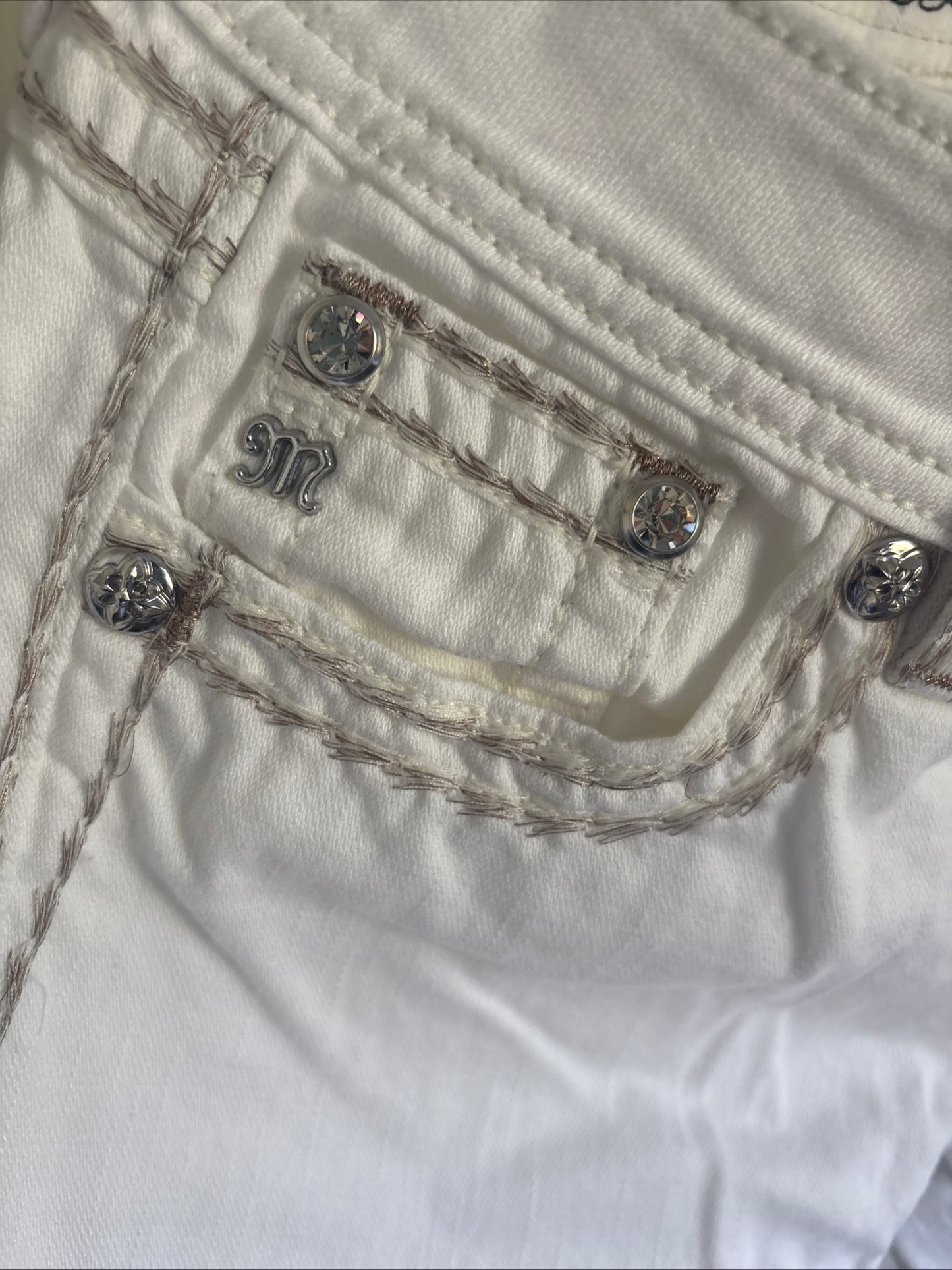 Women's MissMe Miss Me Signature White Cuffed Capri - Size 28