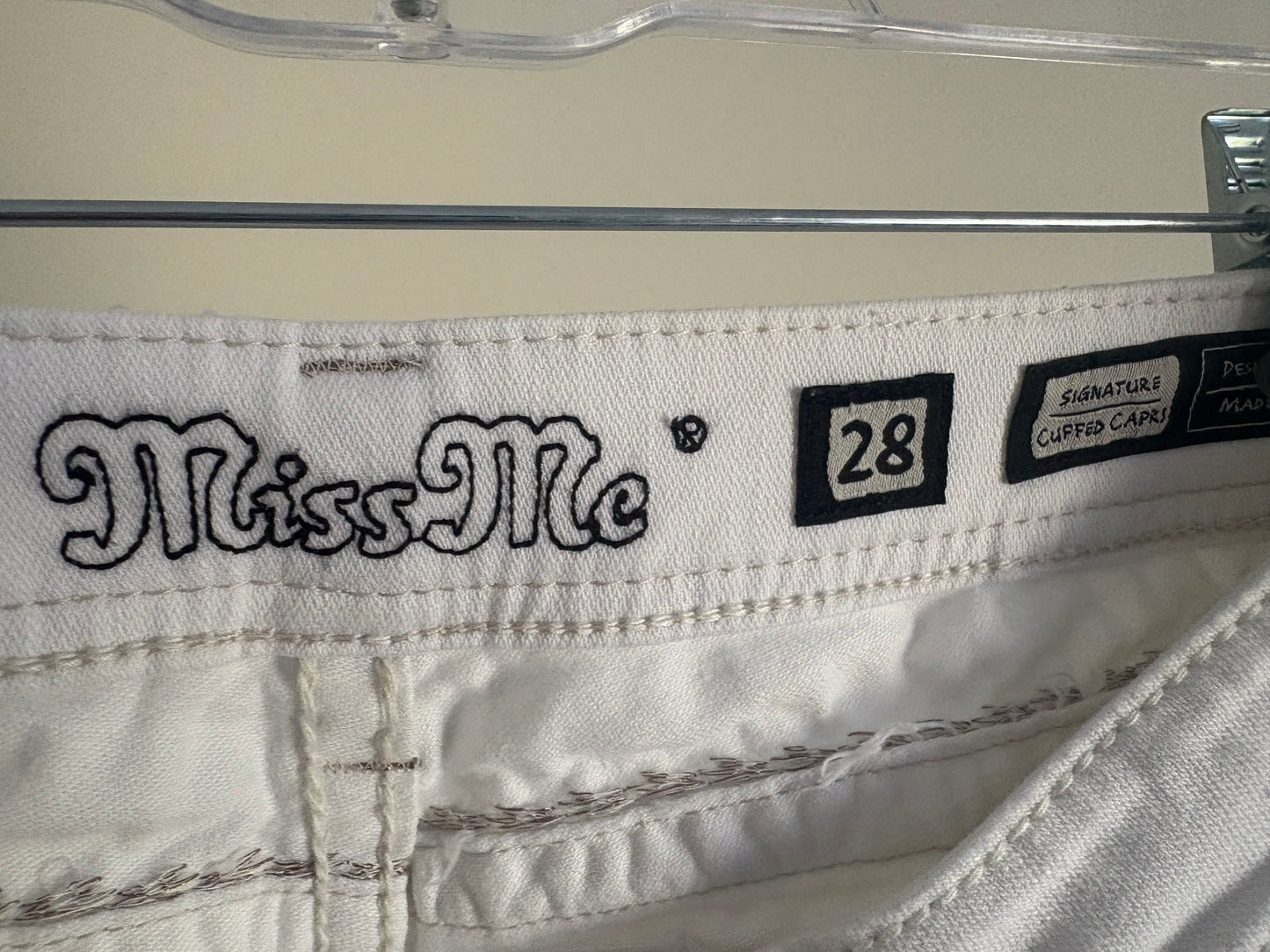 Women's MissMe Miss Me Signature White Cuffed Capri - Size 28