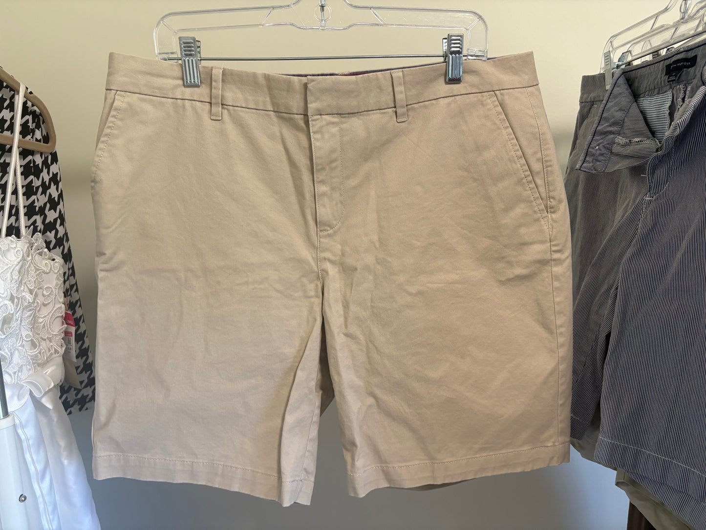 Women's Tommy Hilfiger Hollywood 9 Inch Flat Front Bermuda Shorts, Tan Khaki Size 14, NWT