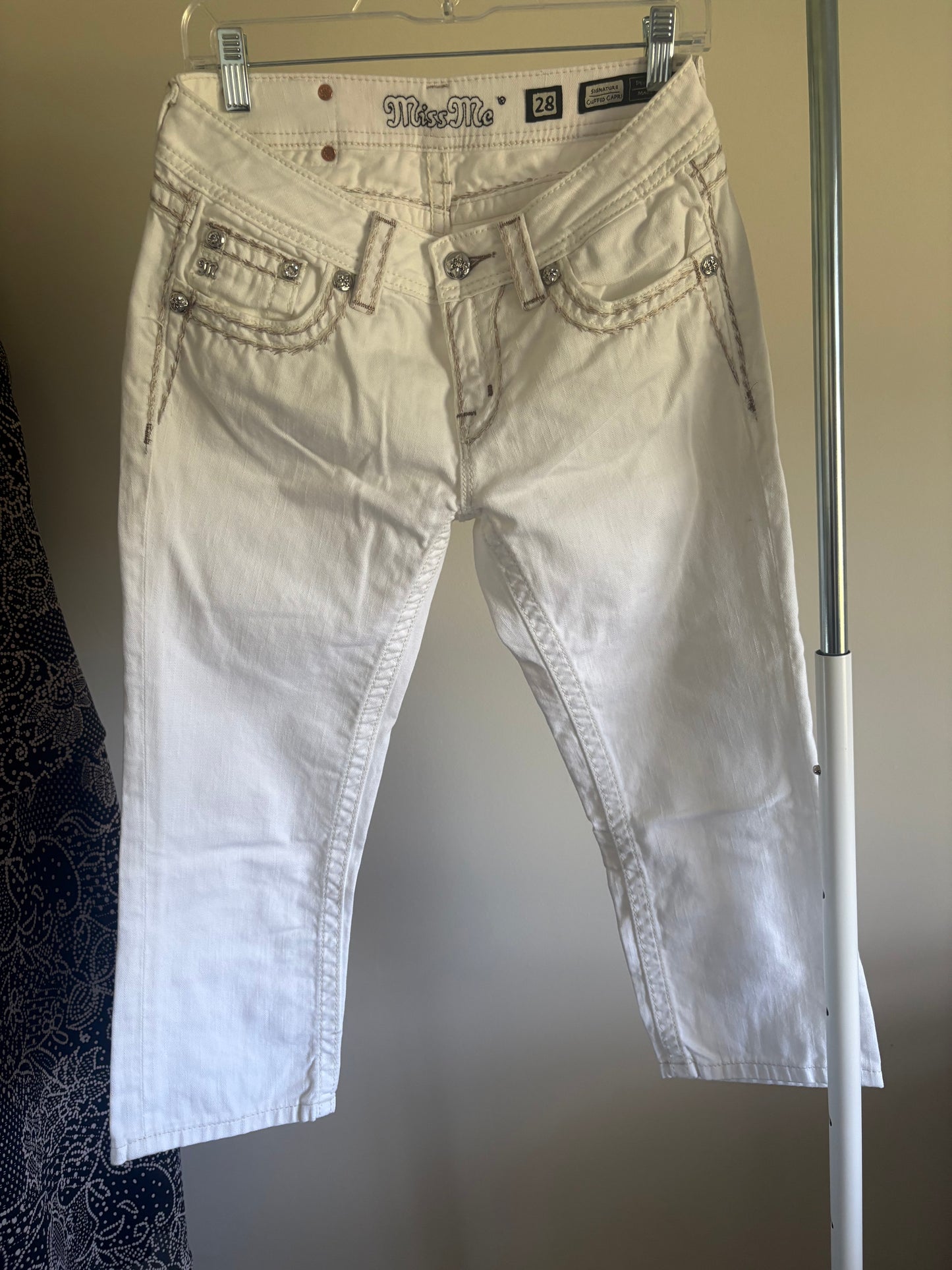 Women's MissMe Miss Me Signature White Cuffed Capri - Size 28
