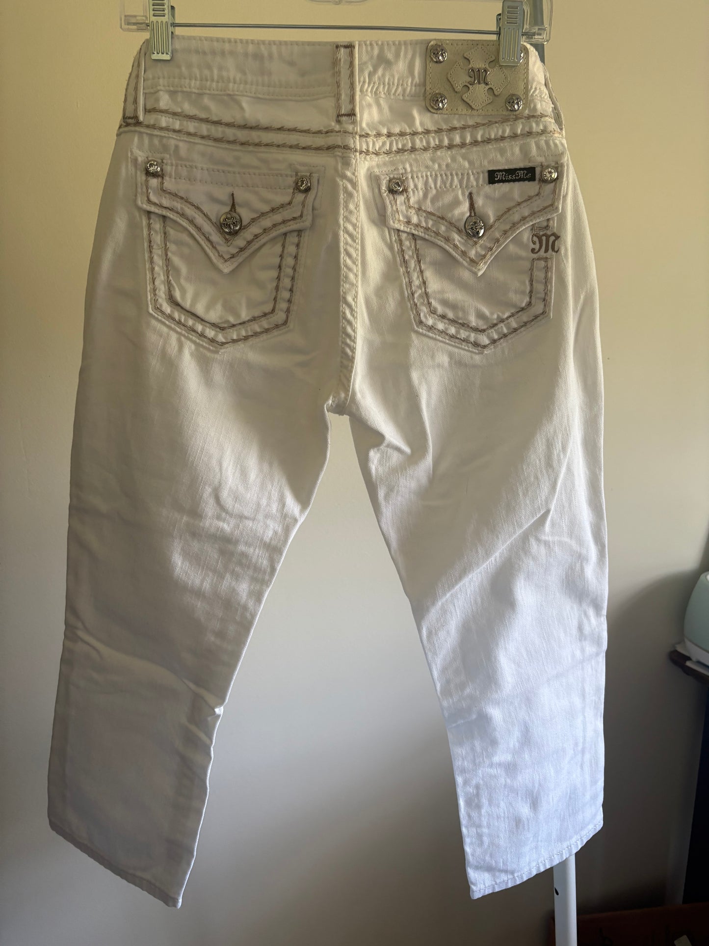 Women's MissMe Miss Me Signature White Cuffed Capri - Size 28