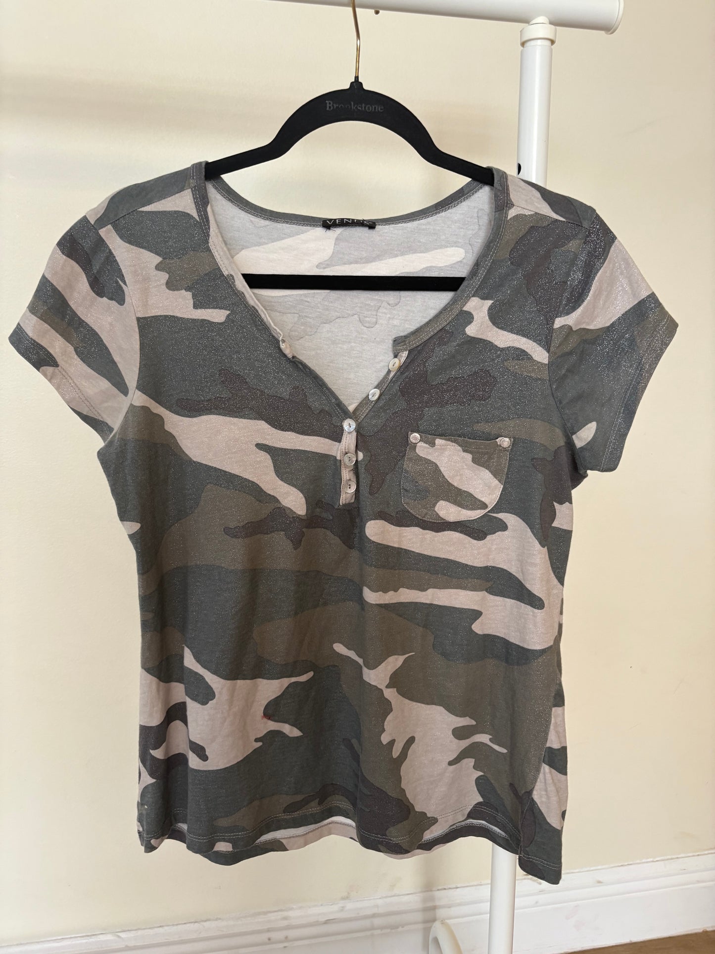 Women's Venus Camo Camoflauge V-Neck T-Shirt Size Medium