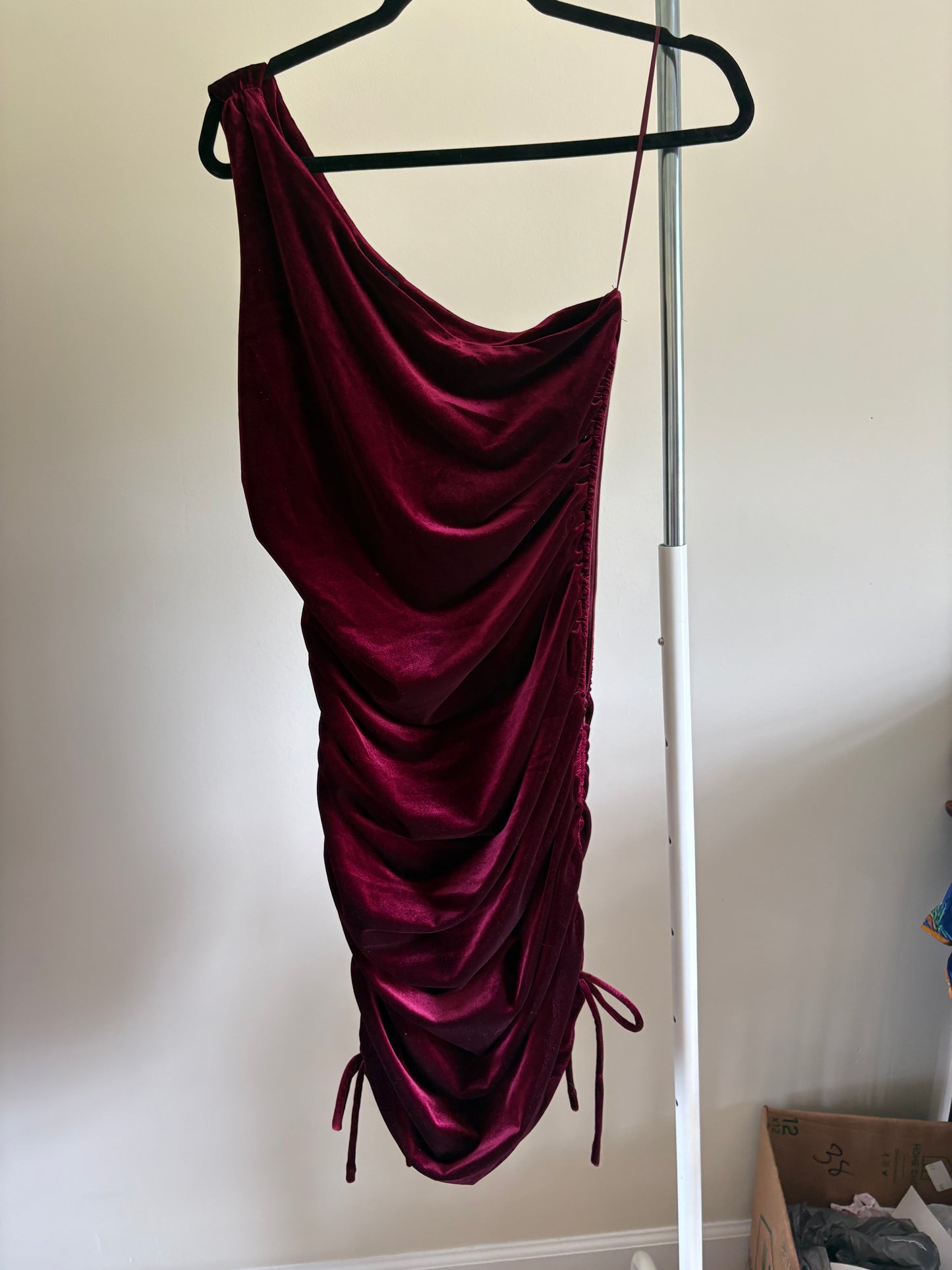 Women's sheath dress -HOUSE OF HARLOW 1960 - one shoulder cranberry velvet - size Medium