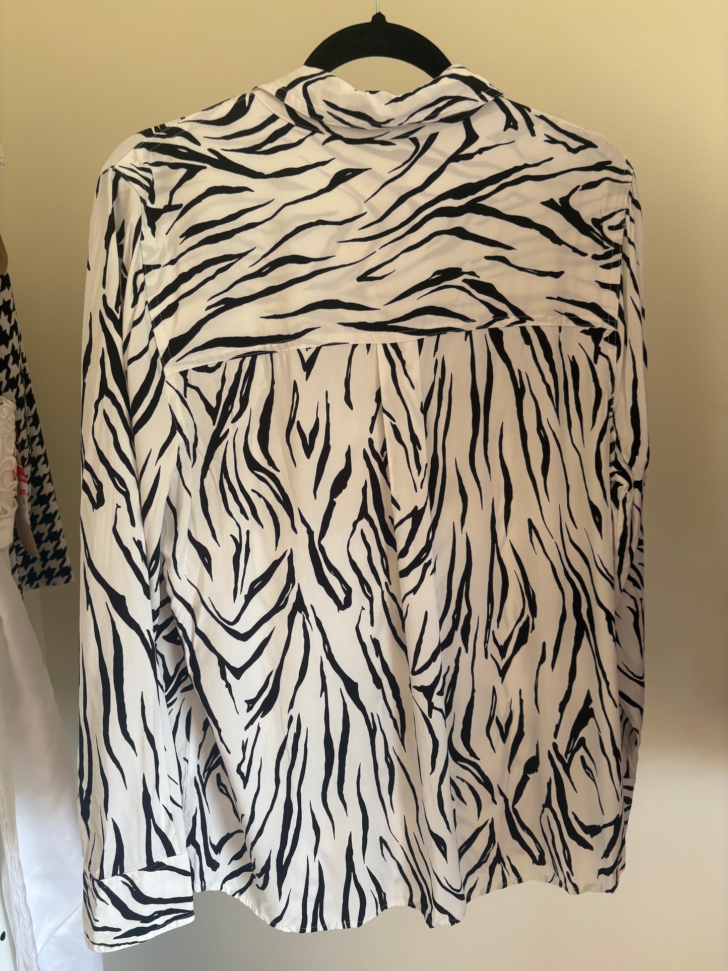 T - Women's Chicos Black and White Zebra pattern Long Sleeve Blouse Shirt Top - Size LARGE US 12-14