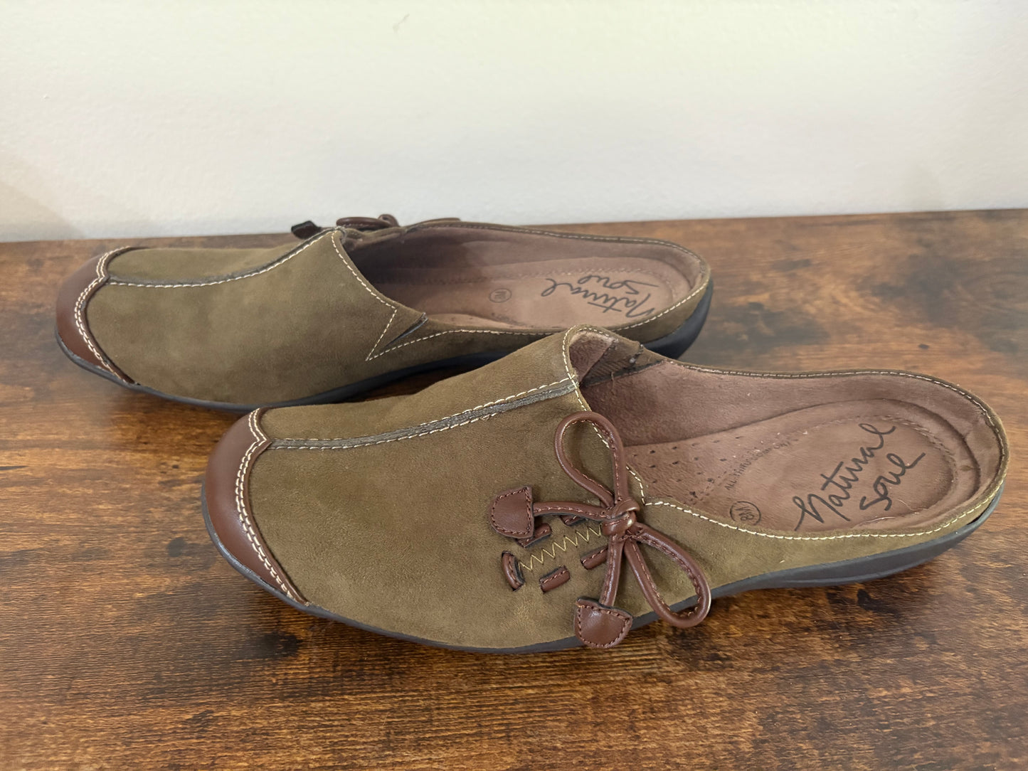 Women's Naturalizer Fanner Clog, Green Suede, Slip On Mule Shoes -Size 8M