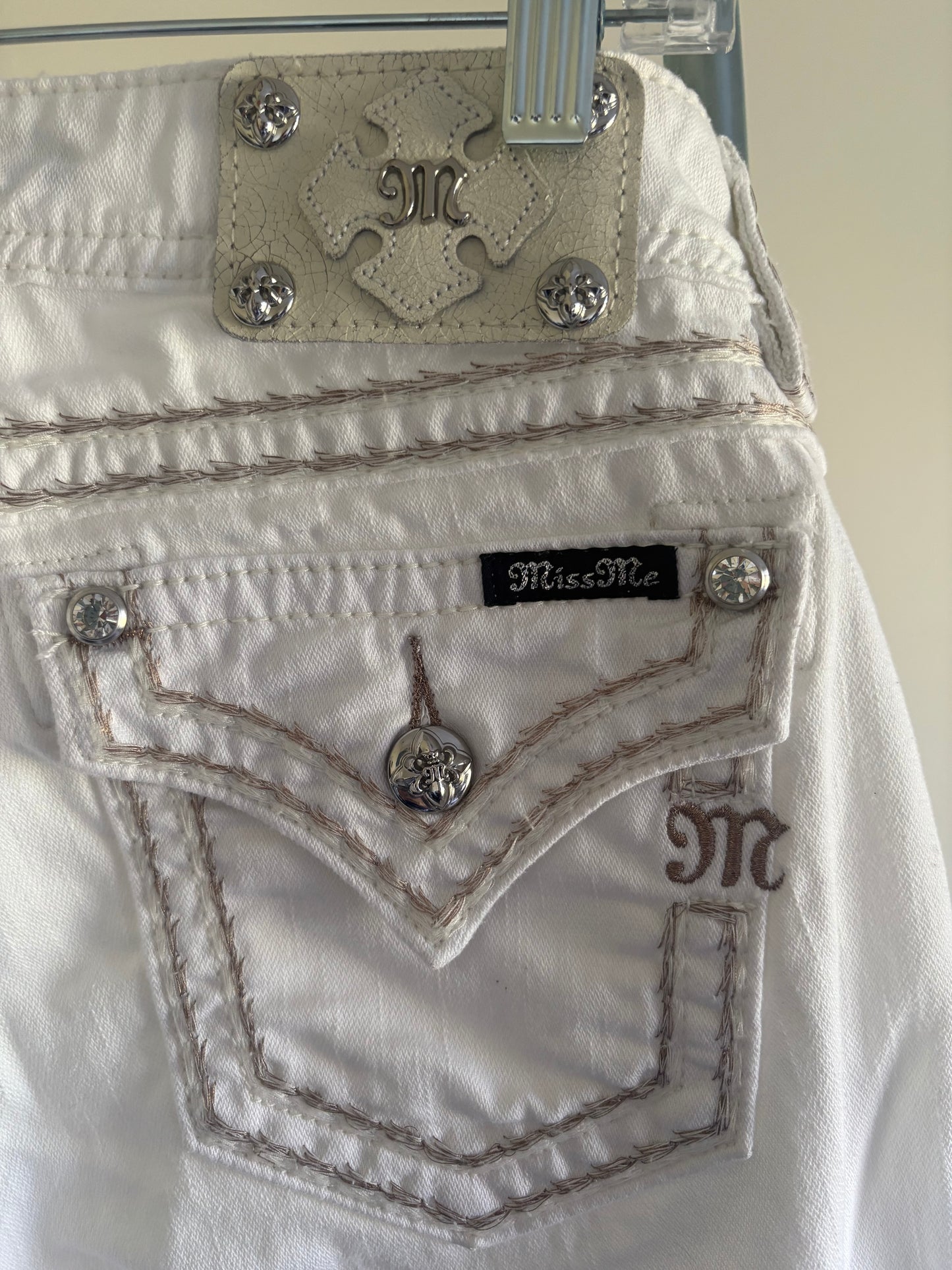 Women's MissMe Miss Me Signature White Cuffed Capri - Size 28