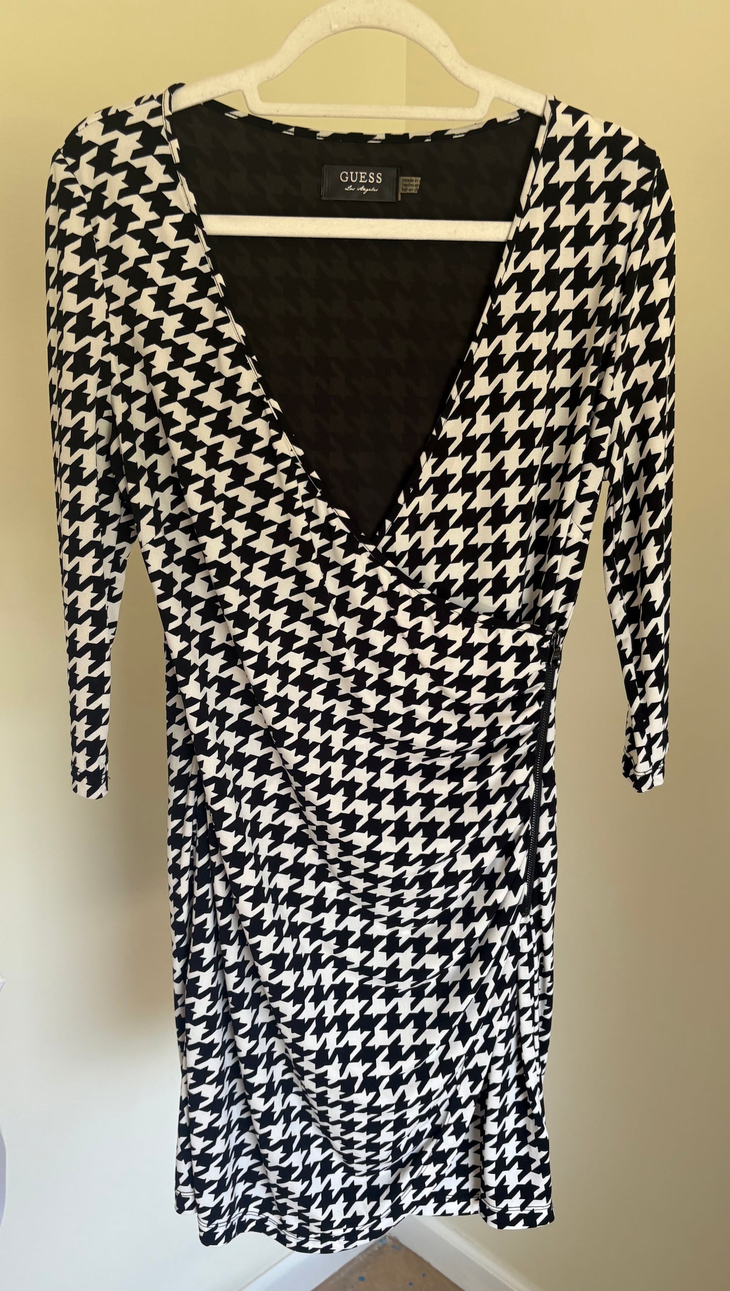 Women's GUESS Faux Wrap Dress, 3/4 Sleeve, Side Zip, Black & White Geometric Print - Size 8