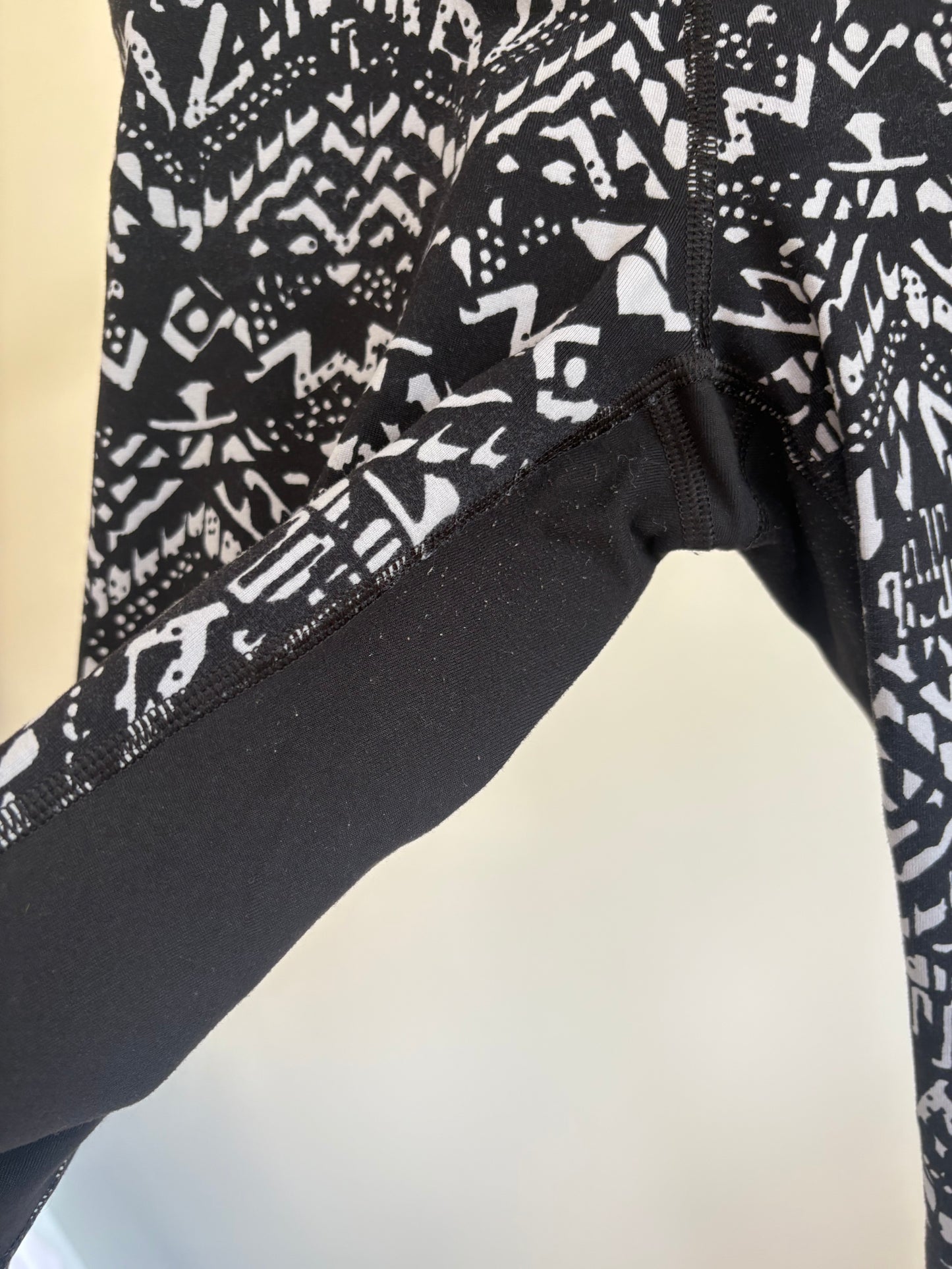 Women's Victoria’s Secret VSX Sport Knockout Crop Capri Leggings, Gray Black Geometric Pattern - Size Small