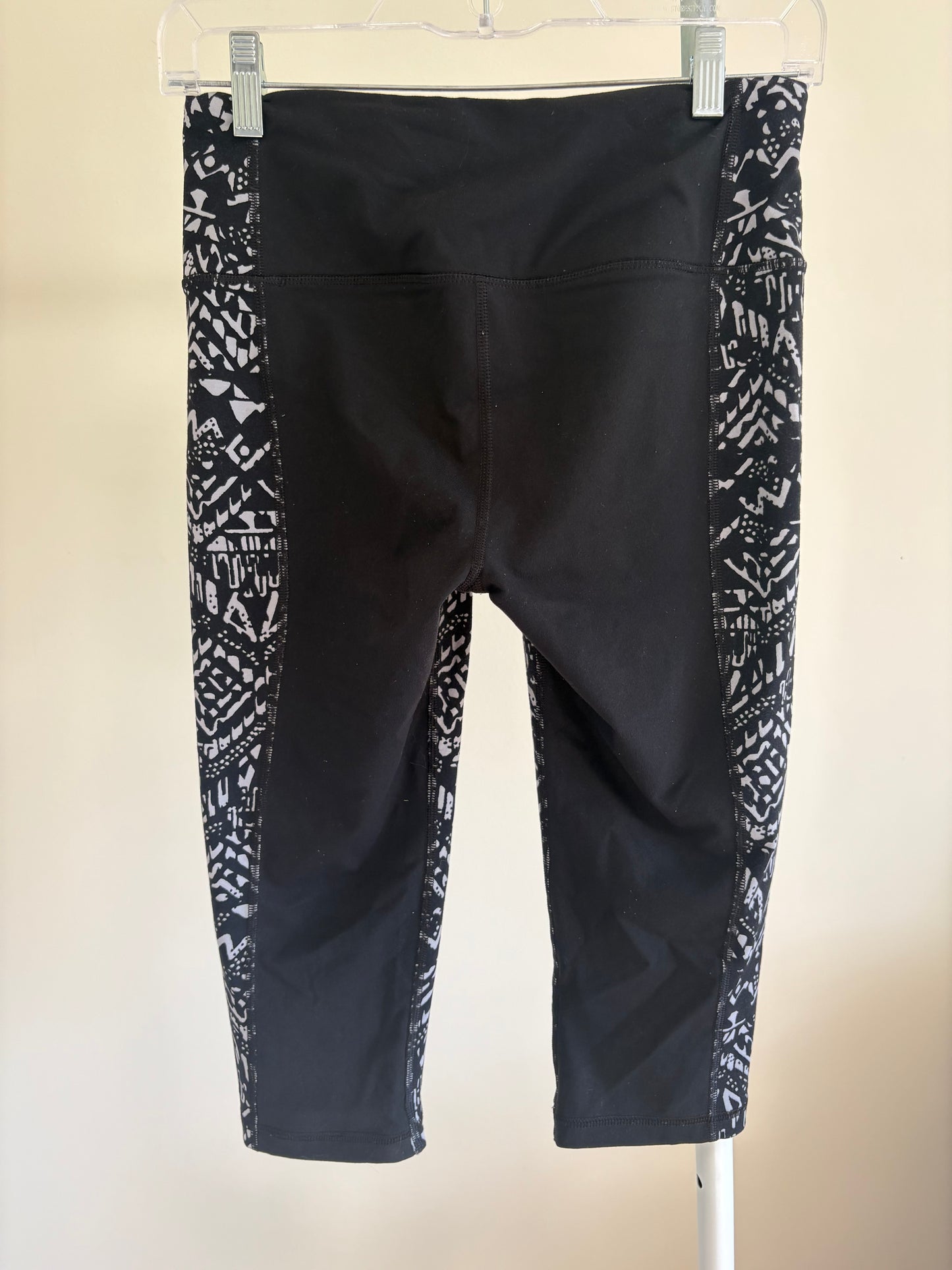 Women's Victoria’s Secret VSX Sport Knockout Crop Capri Leggings, Gray Black Geometric Pattern - Size Small