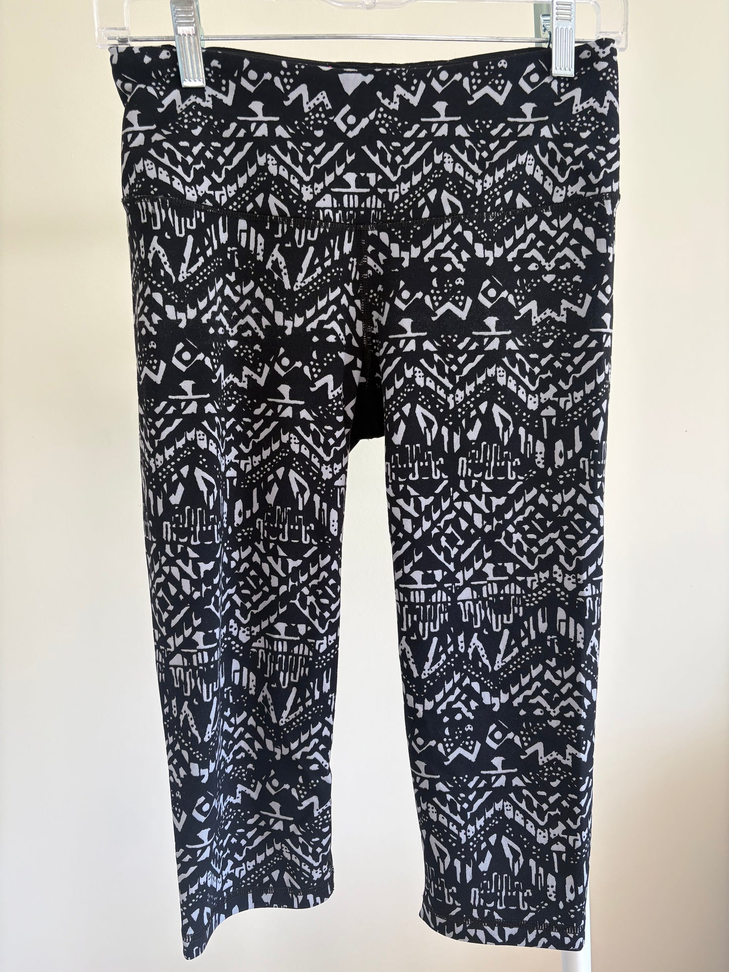 Women's Victoria’s Secret VSX Sport Knockout Crop Capri Leggings, Gray Black Geometric Pattern - Size Small