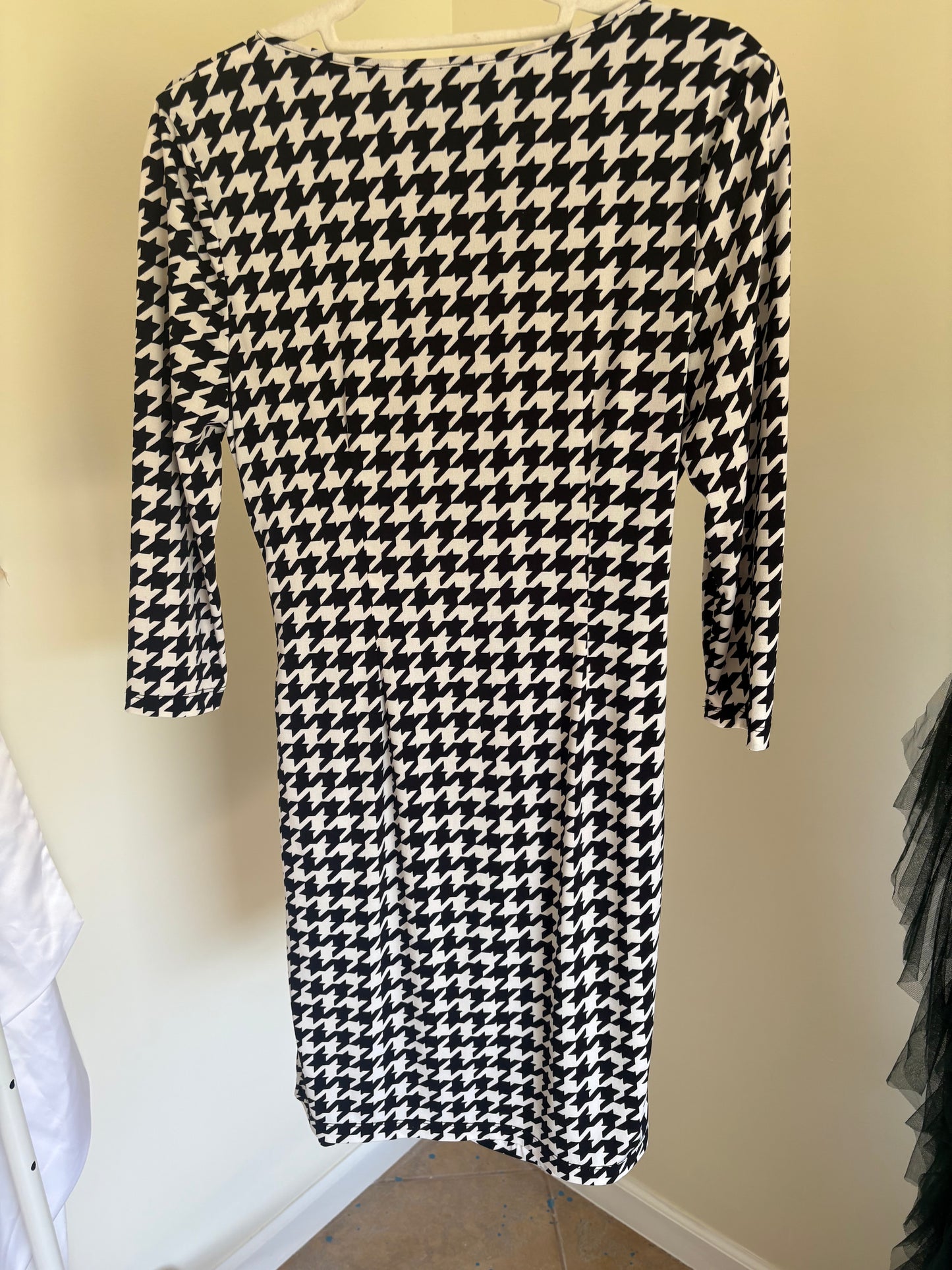 Women's GUESS Faux Wrap Dress, 3/4 Sleeve, Side Zip, Black & White Geometric Print - Size 8
