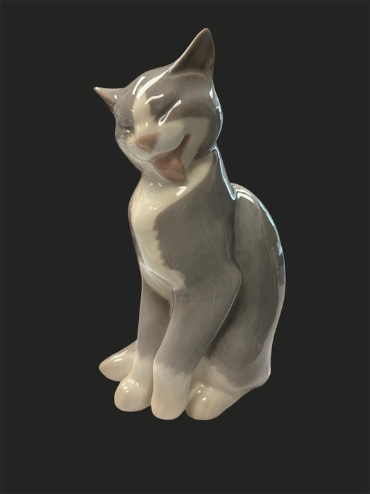D - VTG Bing & Grondahl Porcelein Grooming Cat #2256