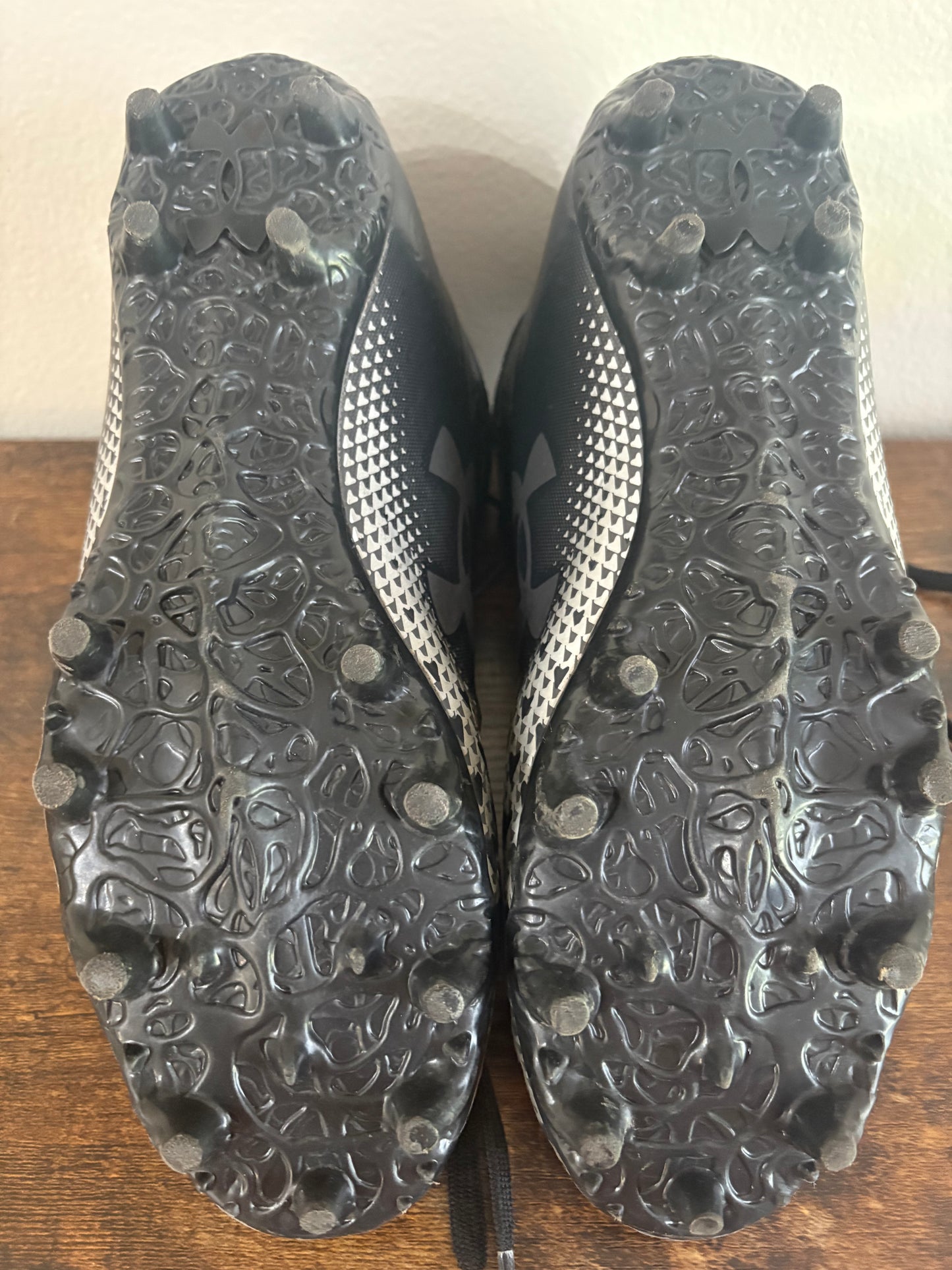 T - Unisex Youth Under Armour Cleats, Black - Size 5.5
